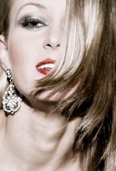 Anna Model - close up blitzender Ohrring rote Lippen blonde Harre guckt sexy Modefoto - 2012 Foto Peter Koehn