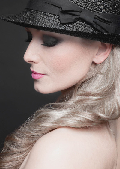 Anna Model - geschlossene Augen Beautyfotografie schwarzer Hut lange blonde Haare geschminkt Modefoto - 2012 Foto Peter Koehn