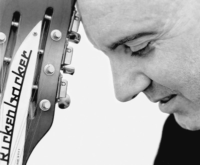 Jeff Turek Musiker - hält seine Gitarre an seine Stirn Rickenbacker Gitarre schwarzweiß - 2015 Foto Peter Koehn