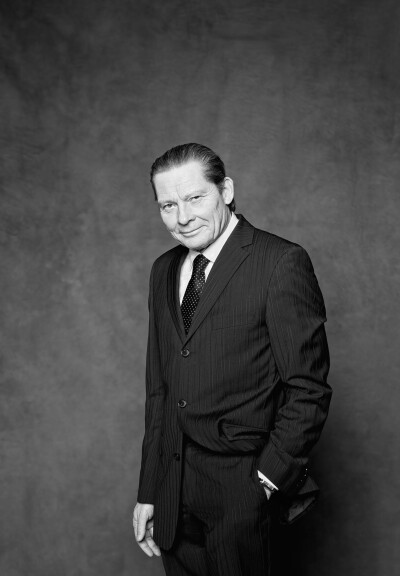 Markus Boysen Schauspieler - schwarzer Anzug weißes Hemd Krawatte lacht schwarz weiß Foto für das ZDF Der Alte - 2013 Foto Peter Koehn