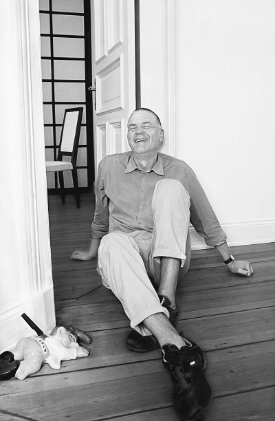 Mathias Polyticki Schriftsteller - sitzt in seinem Flur vor einem Gartenzwerg und lacht hat den Ernst Hoferichter Preis 2009 - 2015 Foto Peter Koehn