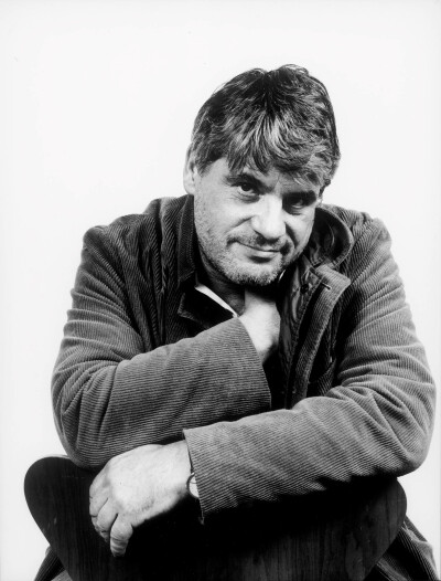 Raoul Schrott Schriftsteller - sitzt auf Fritz Hansen 3107 Stuhl in Cord Jacke - 2015 Foto Peter Koehn